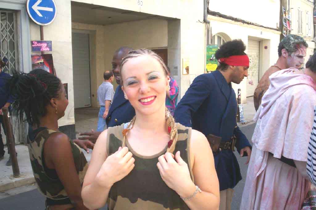 La parade quotidienne avec les danseurs de Pas de Quartier, programmé à la Chapelle du Verbe Incarné