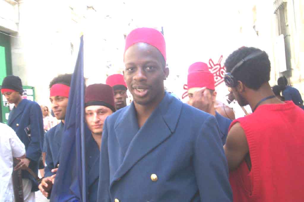 La parade quotidienne avec les danseurs de Pas de Quartier, programmé à la Chapelle du Verbe Incarné